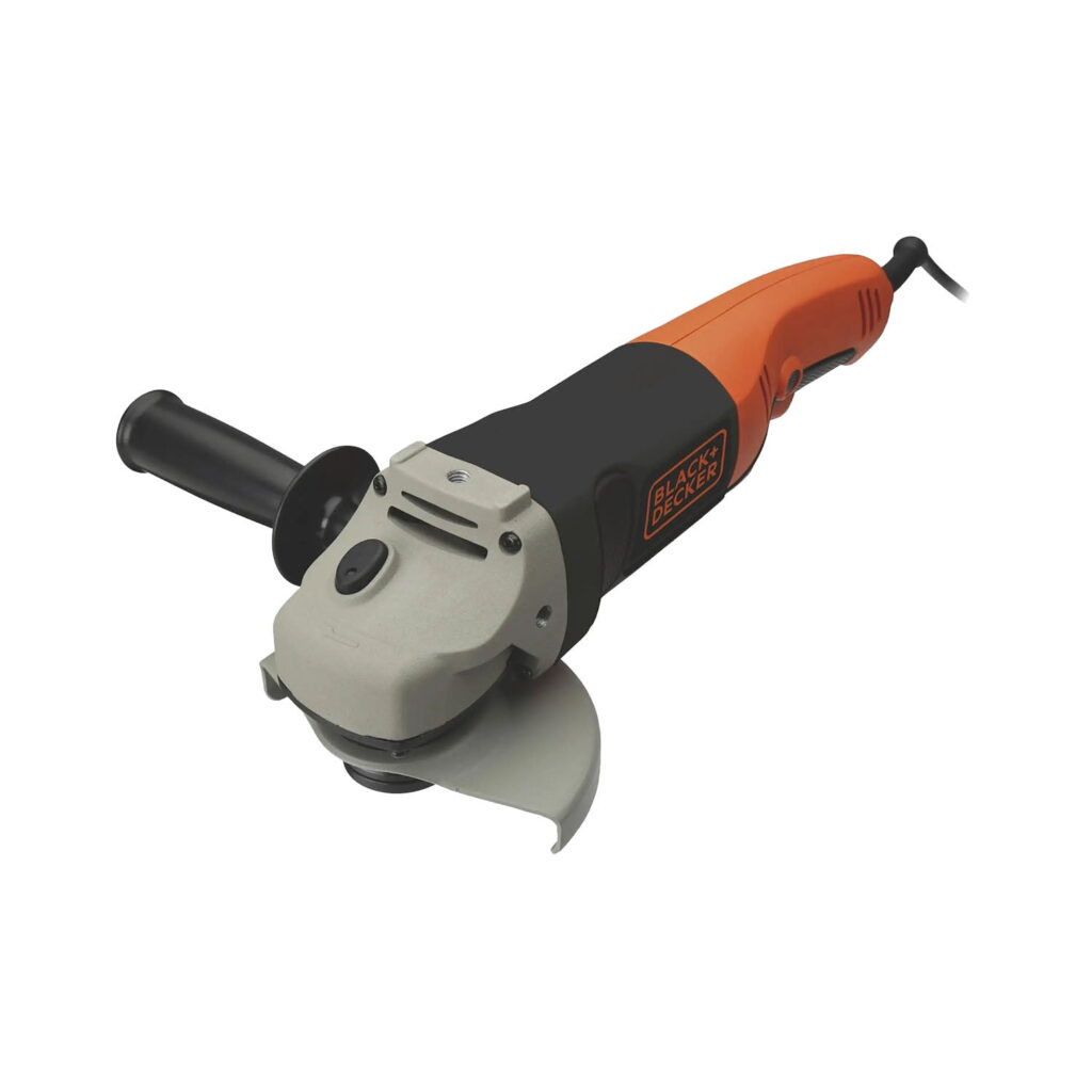 Ugaona brusilica 1200W 125mm KG1202 Black+Decker na bijeloj pozadini. Boja mašine: narandžasto-crna.