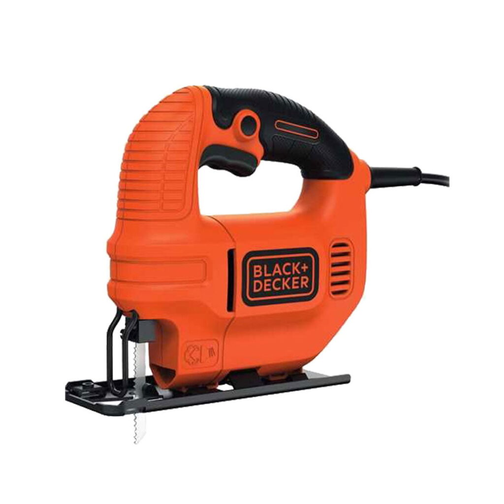 Ubodna pila KS501 400W od Black+Decker-a na bijelog pozadini. Boja mašine: narandžasto-crna.