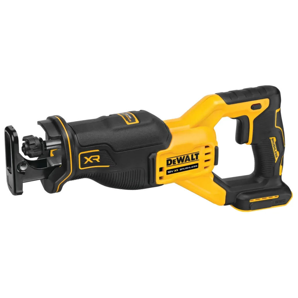 Profesionalna akumulatorska recipročna pila (lisičji rep) DeWalt DCS382N-XJ predstavlja vrhunski alat visokih performansi namijenjen za zahtjevne poslove rušenja, rezanja cijevi, drveta sa ekserima, plastike i raznih građevinskih materijala. Pokreće je napredni DeWalt motor bez četkica (Brushless) koji isporučuje impresivnih 3.200 pomaka u minuti u slobodnom hodu, uz dužinu hoda lista od 28,6 mm. Zahvaljujući tehnologiji motora bez četkica, ova pila pruža znatno veću produktivnost, duže vrijeme rada po jednom punjenju baterije i produžen radni vijek bez potrebe za servisnim održavanjem karbonskih četkica. Uređaj je opremljen inteligentnim prekidačem sa elektronskom regulacijom brzine, što operateru omogućava da jačinom pritiska precizno kontroliše dinamiku rezanja i prilagodi je tvrdoći materijala. Posebna pažnja posvećena je ergonomiji i sigurnosti na radu; kućište je savršeno izbalansirano, a rukohvati su obloženi mekom gumom koja efikasno prigušuje vibracije i sprečava klizanje u teškim radnim uslovima. Dodatni komfor pruža integrisano snažno LED svjetlo koje savršeno osvjetljava radnu zonu u mračnim i nepristupačnim prostorima, dok sistem brze zamjene lista bez upotrebe alata omogućava zamjenu pribora u svega nekoliko sekundi, čineći DeWalt DCS382N-XJ izuzetno efikasnim rješenjem na svakom gradilištu.